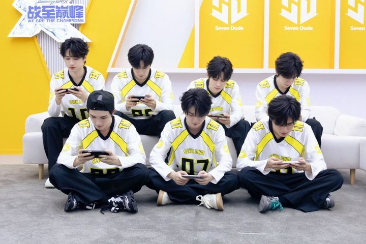娱乐[超话]时代少年团新赛季上分时代少年团打游戏合照时代少年团打游戏合照，非常认