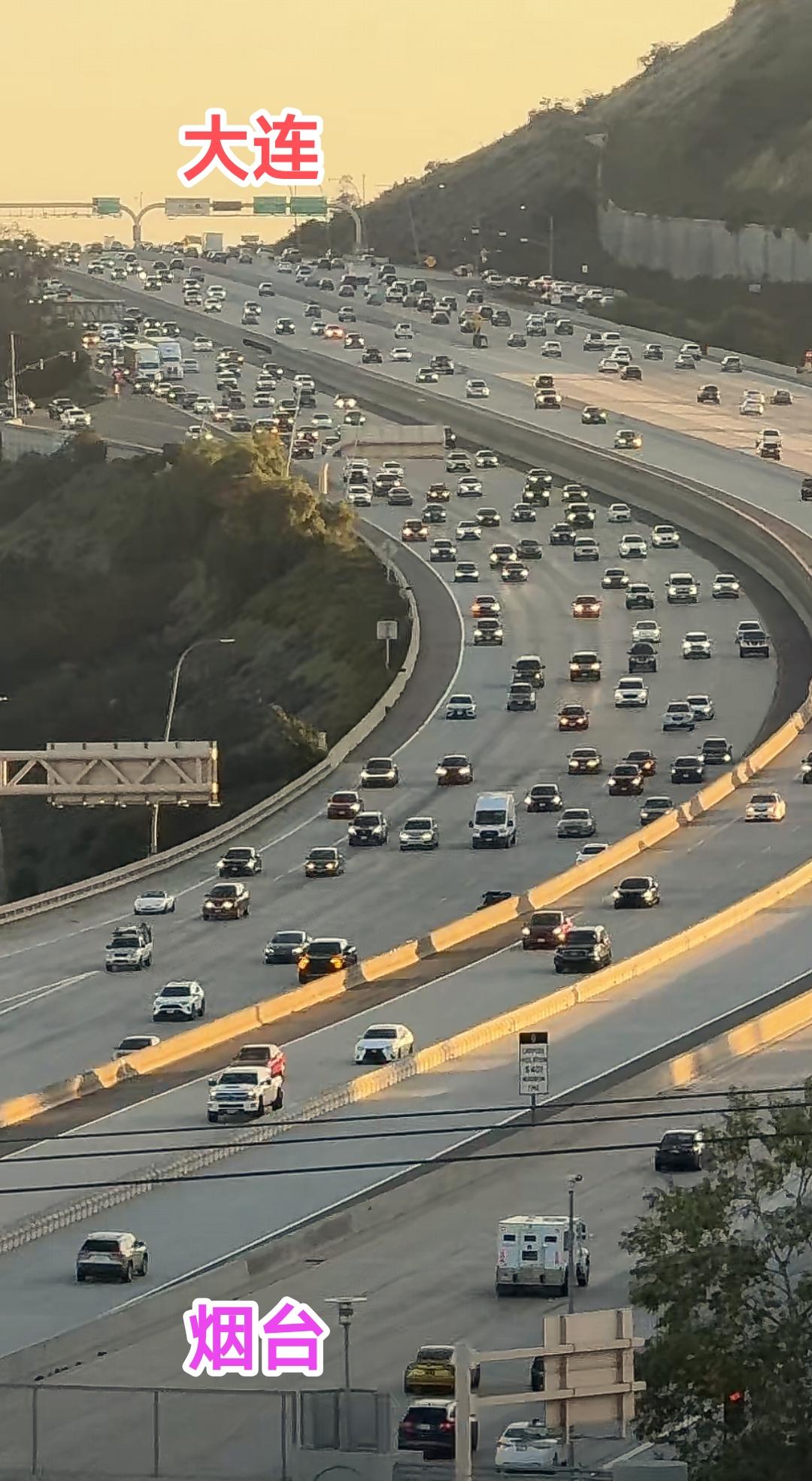 现如今我认为大连到烟台建设一条高速公路还是很有必要的，这样的话可以带动大连、烟台