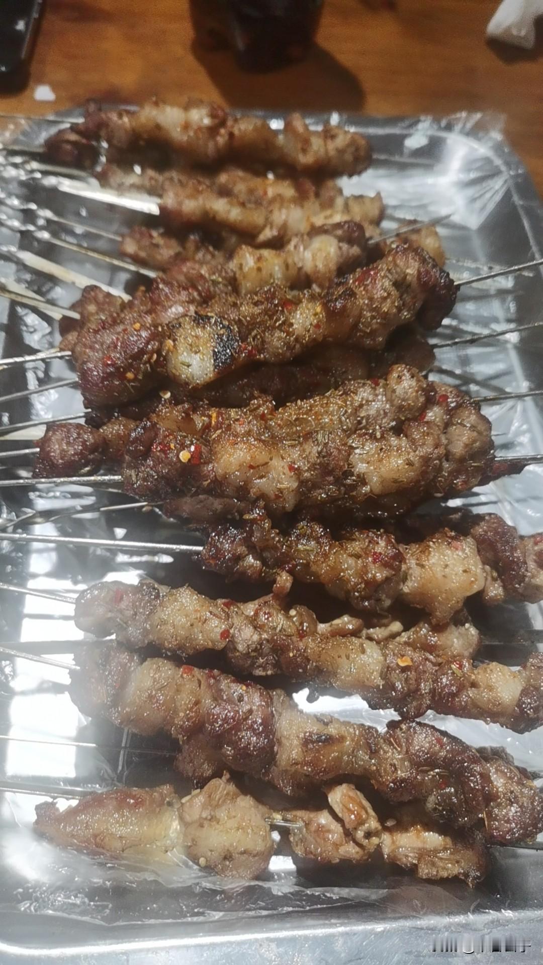 我们很少出去吃饭，每个月轮不上一次。
基隆北街和农安南街的早市经常逛，买菜回来自
