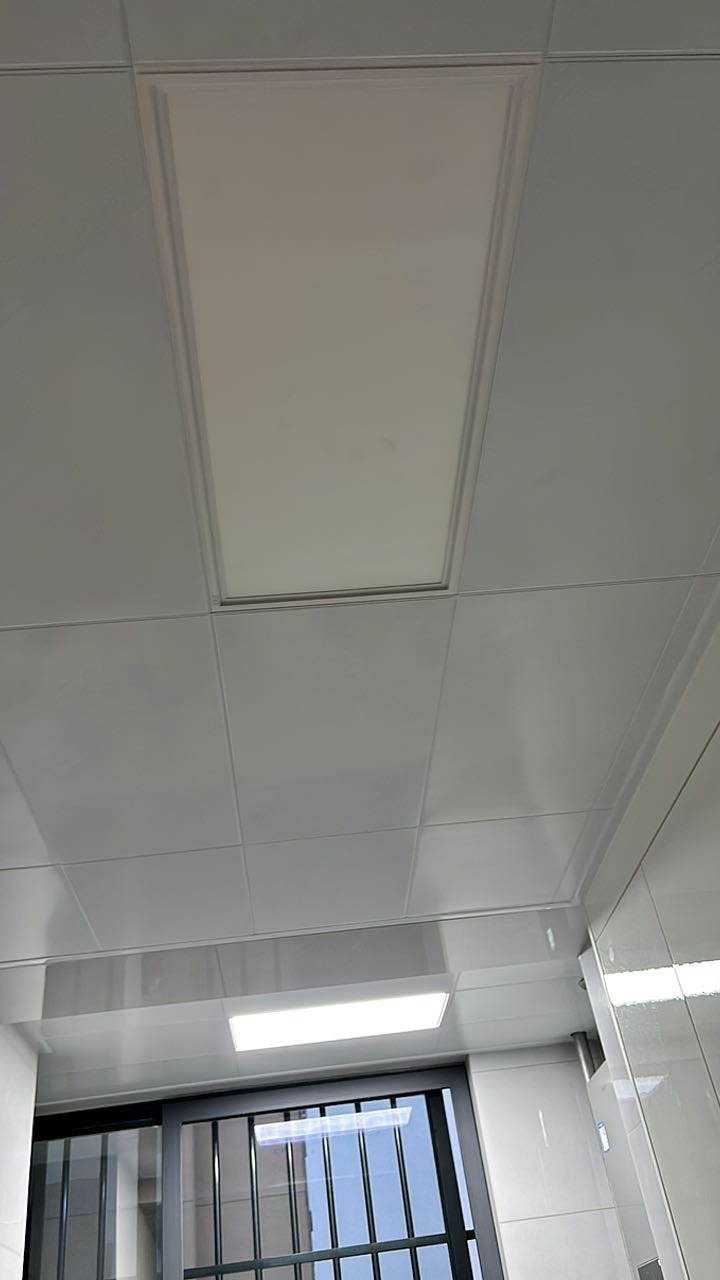 幸亏当初厨房装了两个灯，不然，烧饭都看不见 ​​​