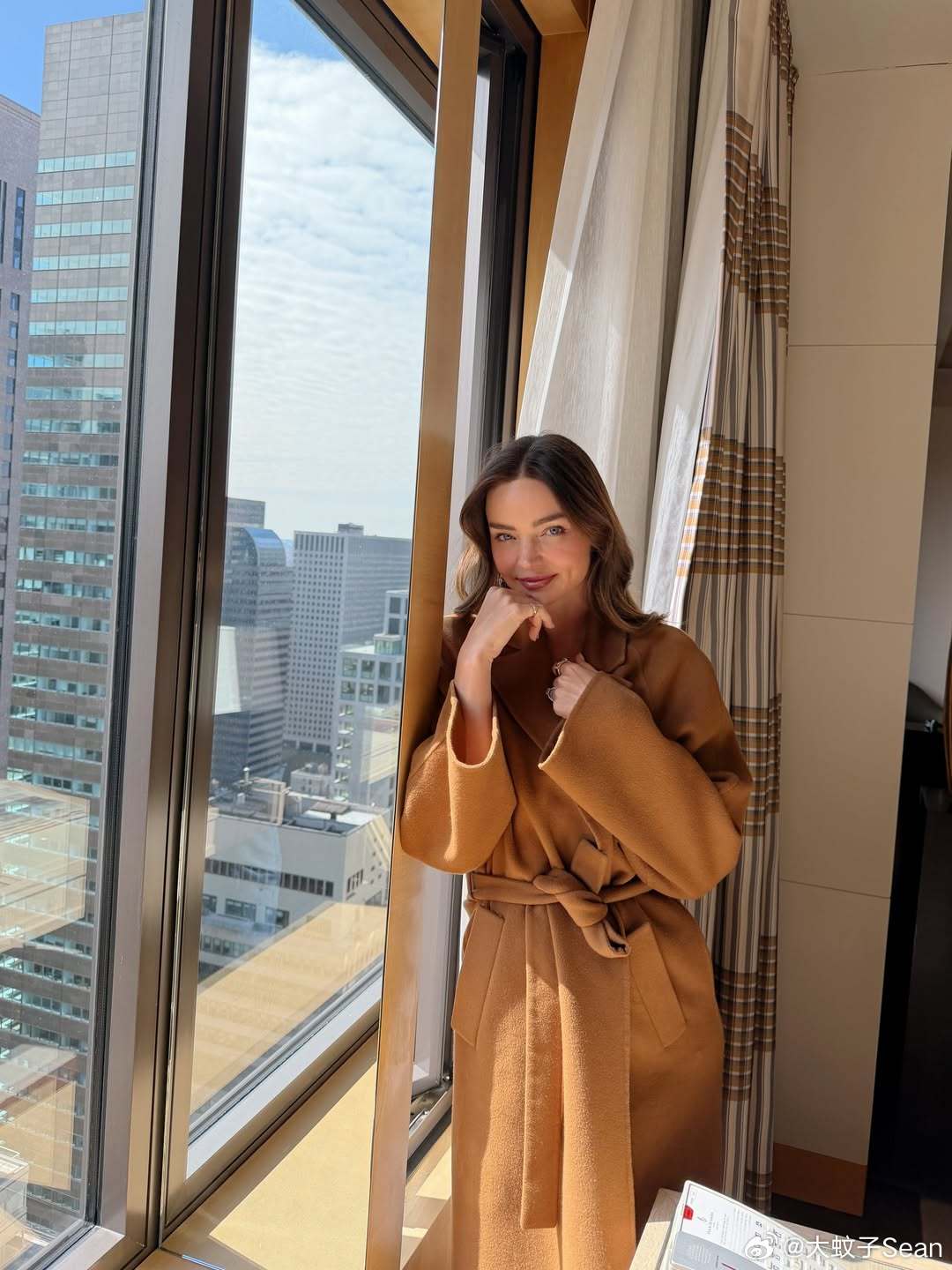 miranda kerr米兰达可儿分享在纽约的私照，阳光正好适合摆靓pose拍美