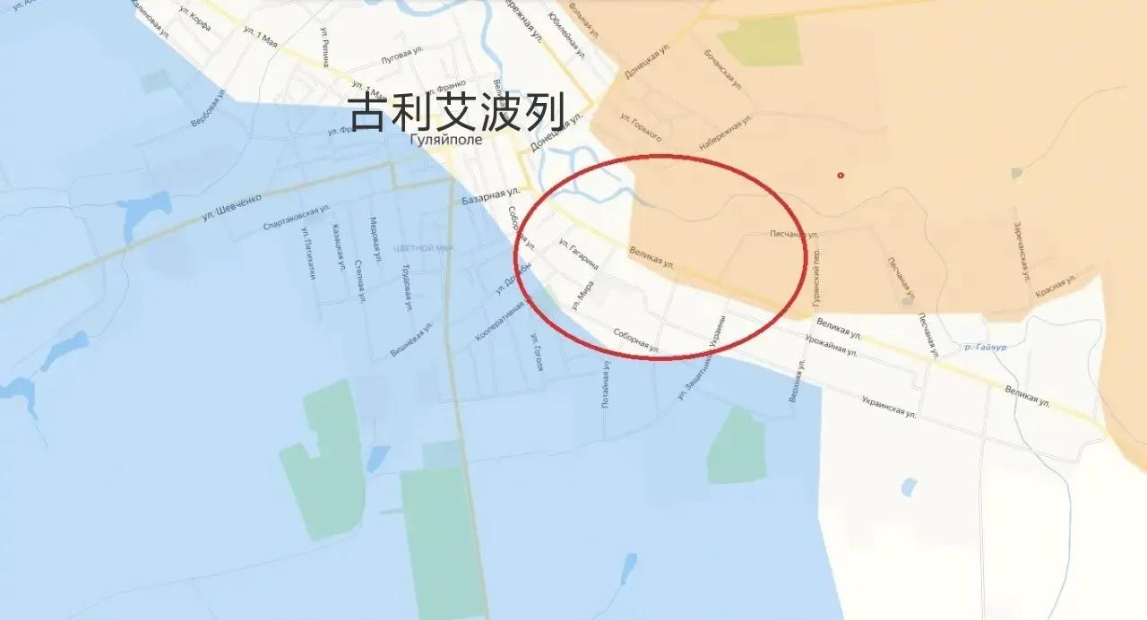 俄军已突破扎波罗热州古利艾波列市中心的乌军防线。俄军渡过了盖丘尔河，占领了佩沙纳