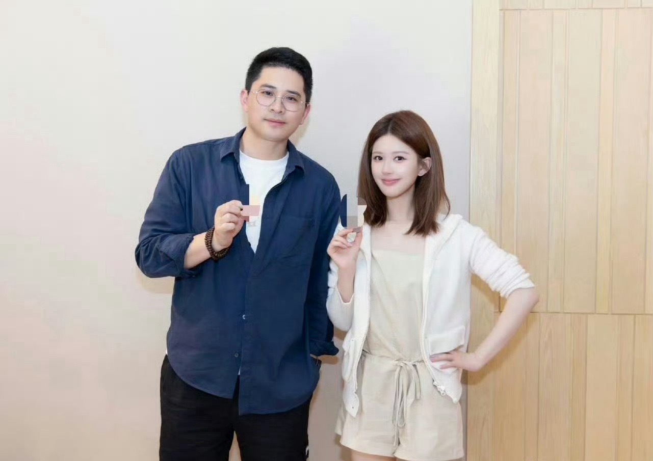 赵露思 TOPTOY品牌创始人和露思的合影赵露思