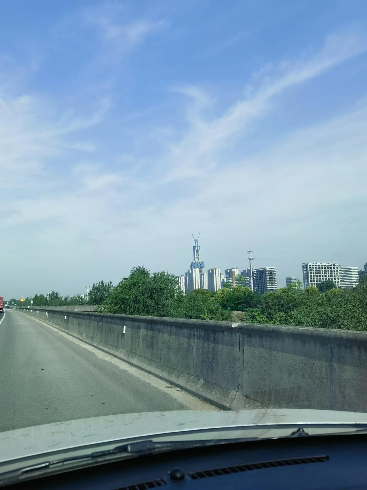 我的摄影记录每次路过沣东，无论开车走高速或坐高铁都会看那个所谓西北最高的烂尾楼，