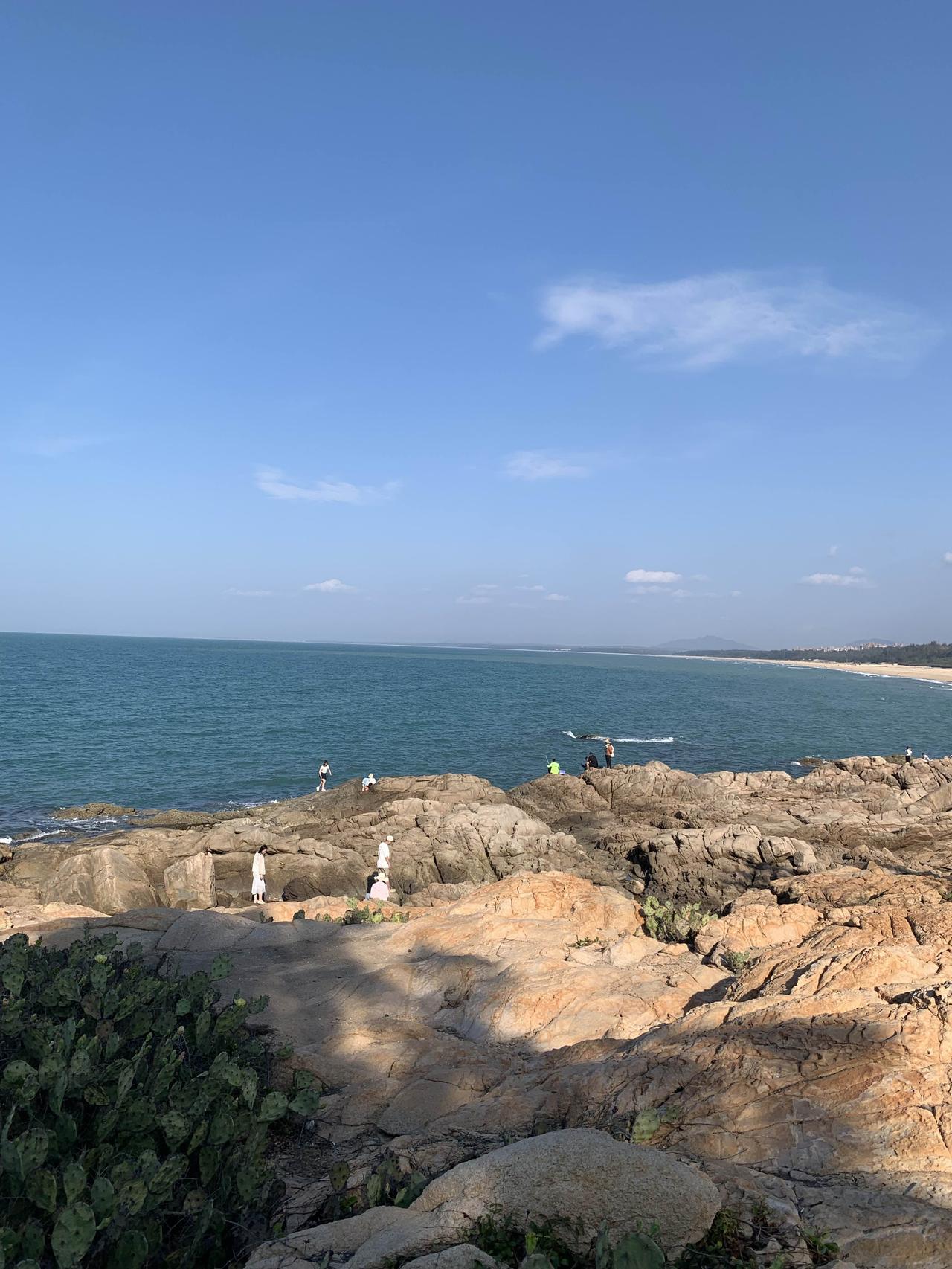 为家，我求“暖”字。家是深夜那盏等你晚归的灯，是风雨来时的一句关怀。记得母亲老年