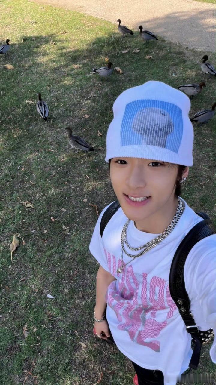 张峻豪鱿鱼塑自己🐙张峻豪彻底鱿鱼塑自己！雷霆鱿鱼帽出场即高光，长相灵动气质软萌