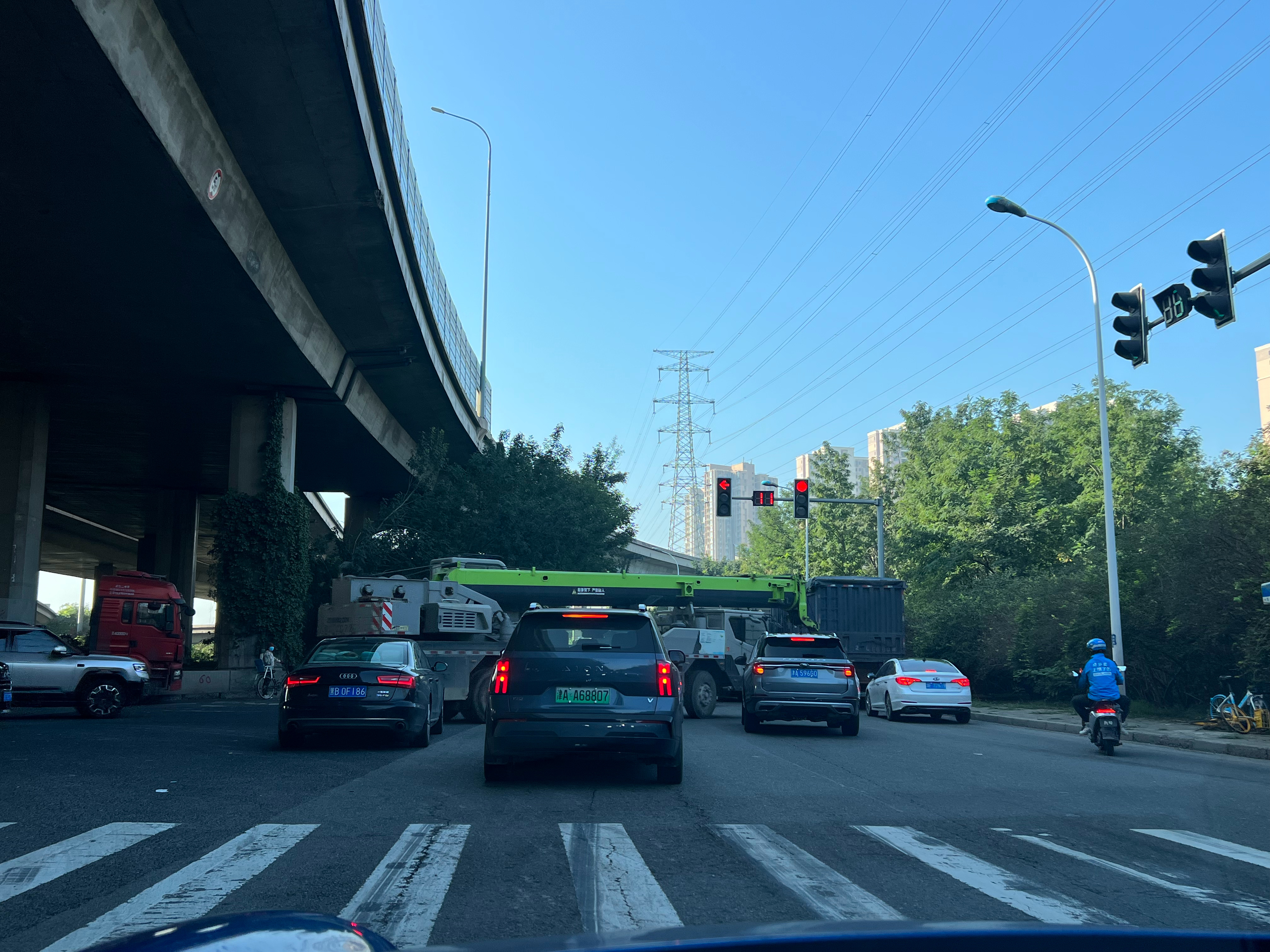 同事们还指望我一起去挪车呢结果出门就堵车～指望不上一点[允悲][允悲]今天有几台