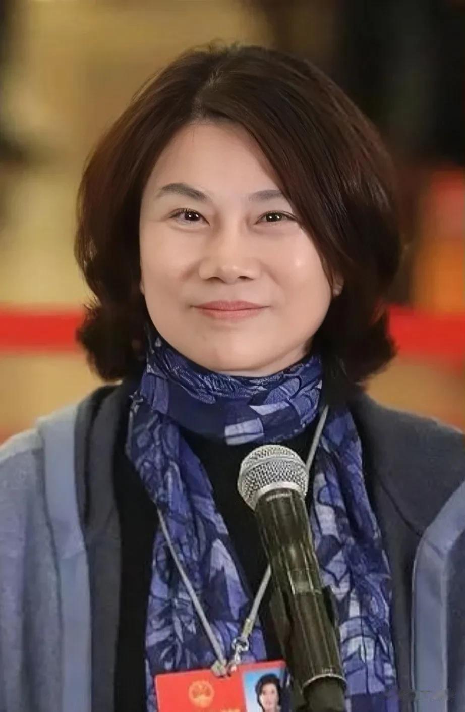 杨澜采访董明珠，忍不住夸赞一番:董总，您快70岁的人了，但是看起来只有四五十岁，