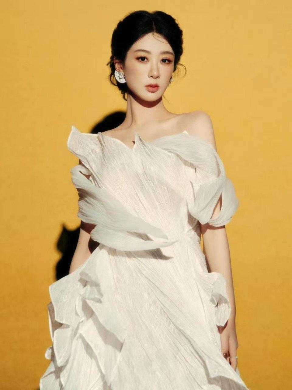 杨紫白色花瓣高定杨紫白色轻纱高定杨紫白色轻纱高定，好美，[期待][期待][期待]