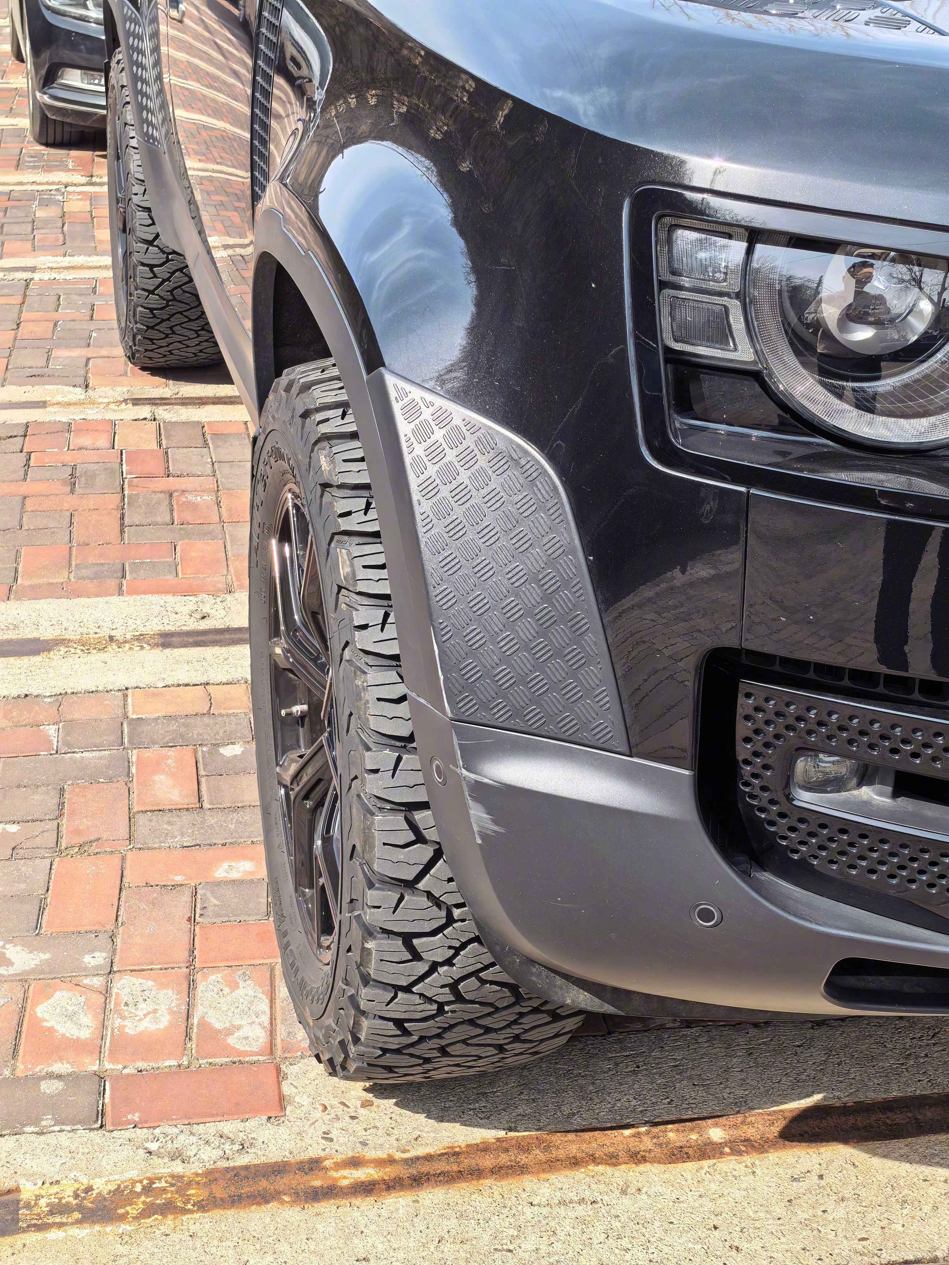 这卫士轻改的舒服，轮圈正好卡边，百路驰越野胎性能好，下盘视觉也猛。卫士电子限滑非