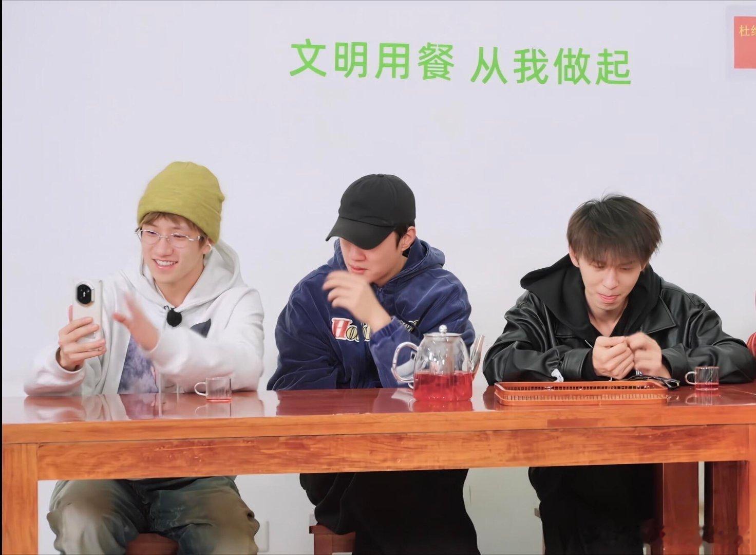 十个勤天哈哈哈哈哈我寻思标语是节目组给他仨p的呢何浩楠‖王一珩‖陈少熙‖十个勤天