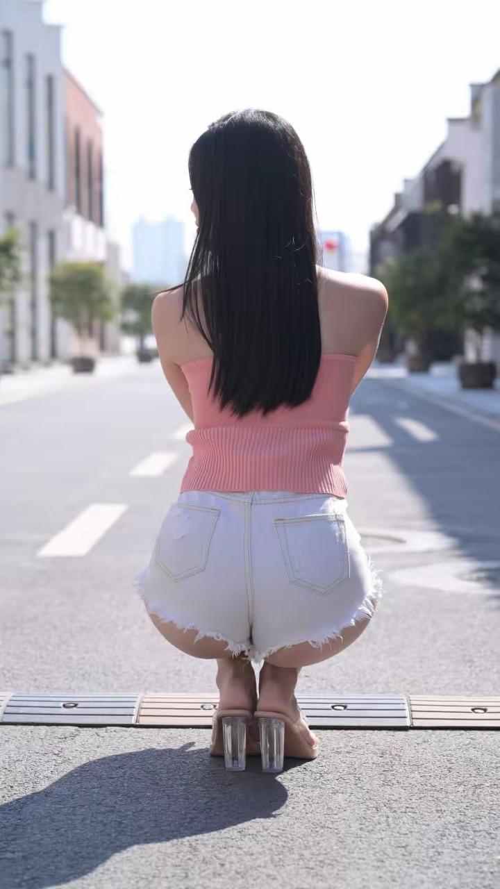 红袖添香处，轻啜茶香时。