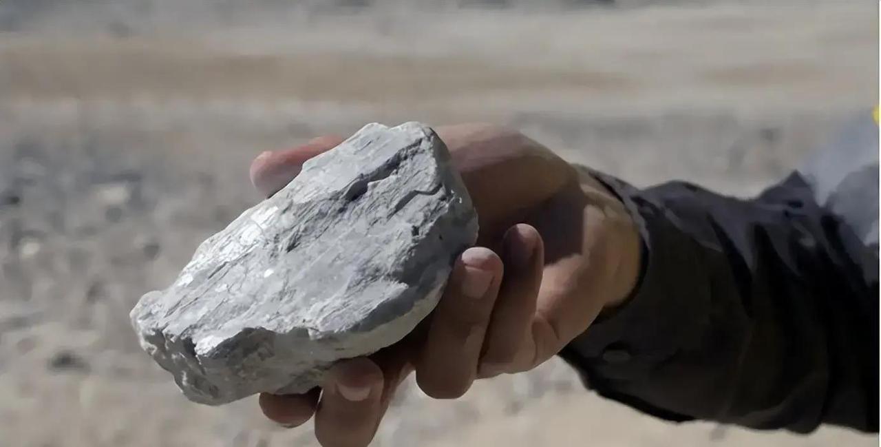 很多人一听美国盯上委内瑞拉，第一反应还是石油，其实真正值钱的东西在地下——锂矿。