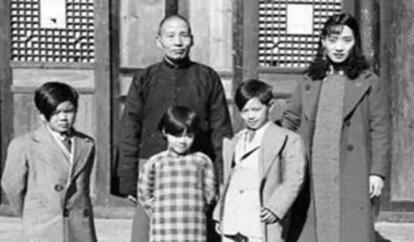 1974年，90岁的杨森迎娶了17岁的张灵凤。洞房之夜，就在杨森要行房事时，张灵