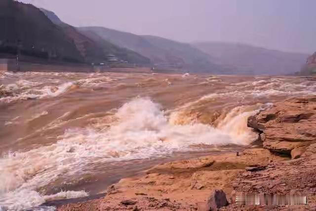 上联：千里黄河水滔滔，
下联:    九转长江浪滚滚。
