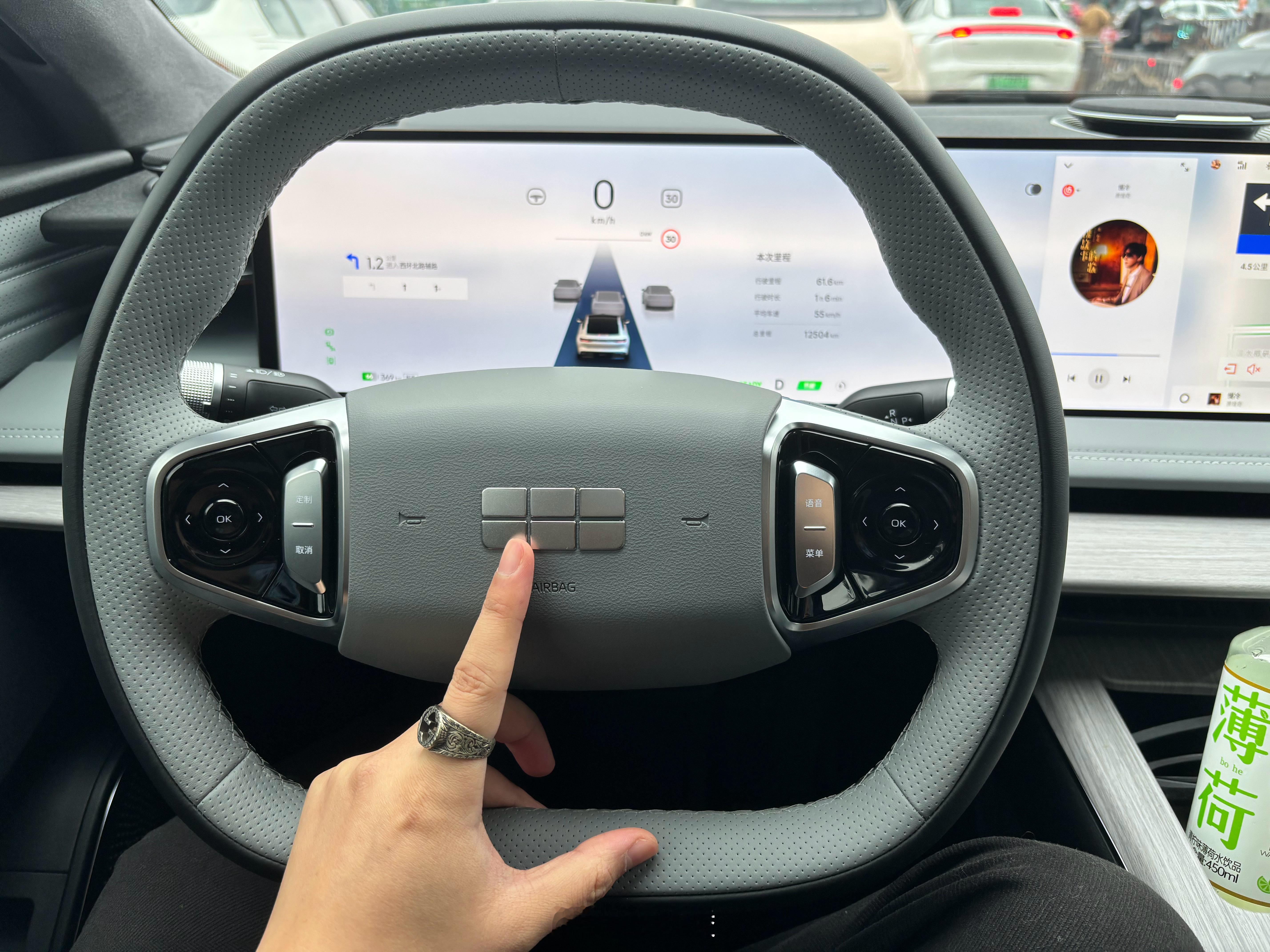 作为银河E8的车主，对物理按键的思考非常实际。首先E8在设计上非常激进，它几乎取