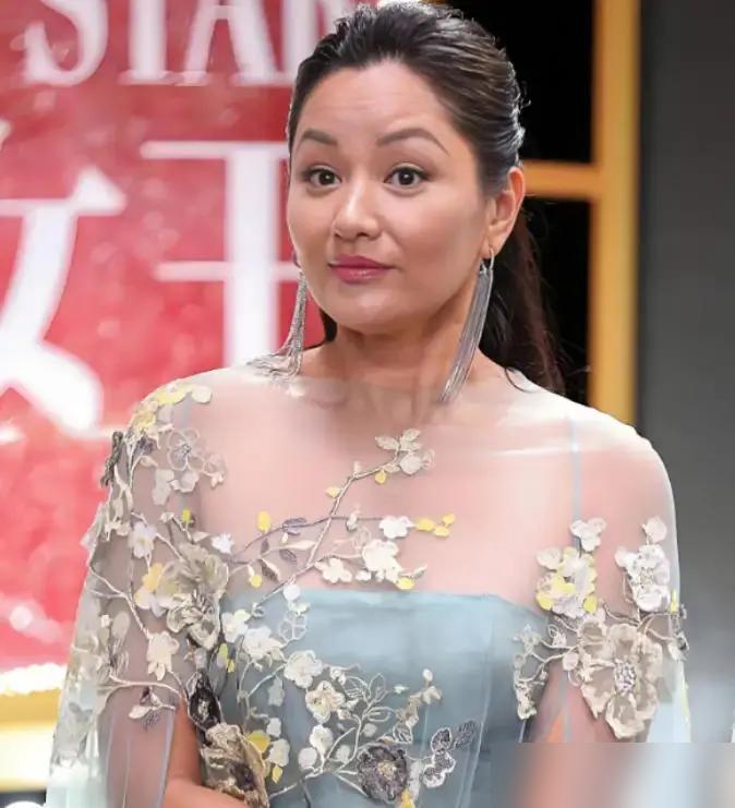 瞿颖拒绝胡兵三次表白，却在清迈甘当9年“后妈”，图什么？
 
当初和张亚东同居1