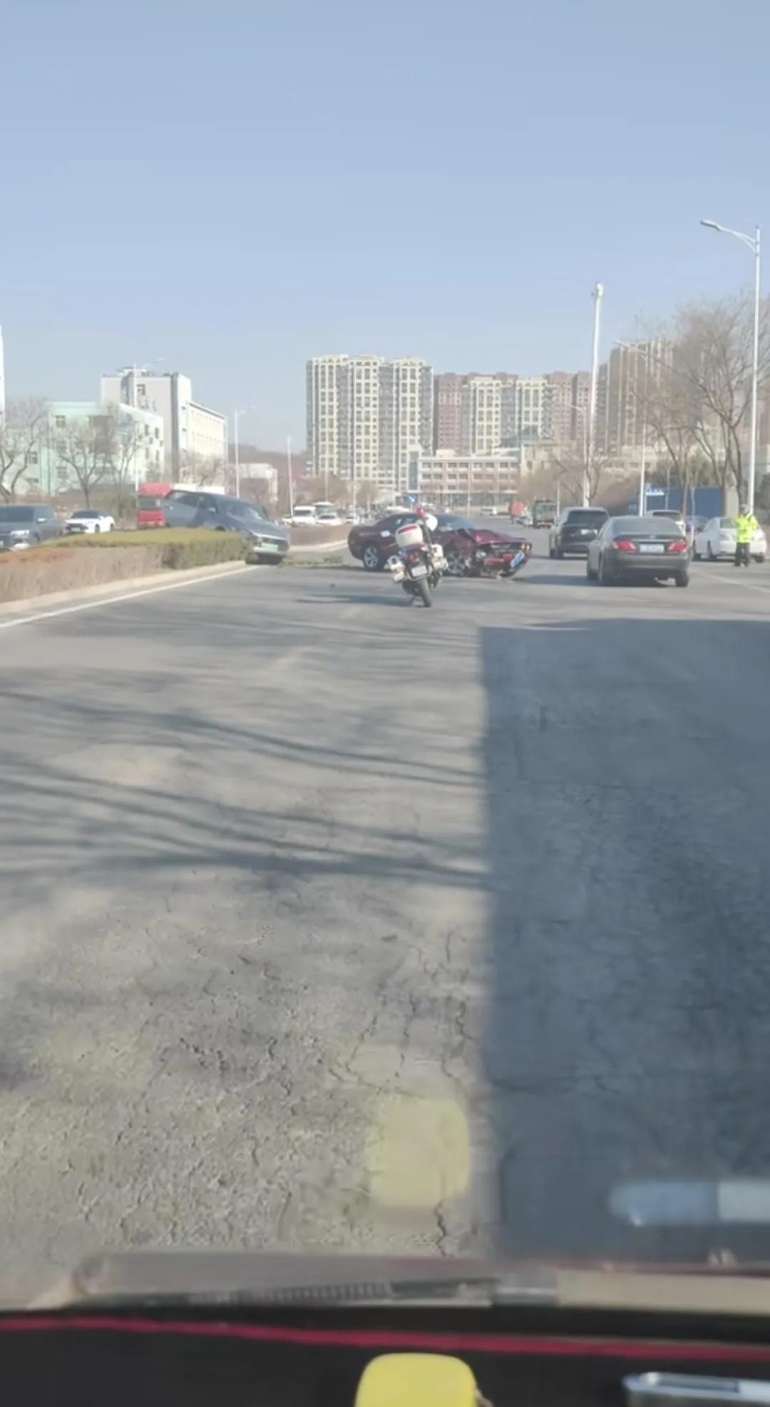 车祸现场位于大连开发区湾里街道。撞的太狠了，看图吧。


道路安全千万条，最重要