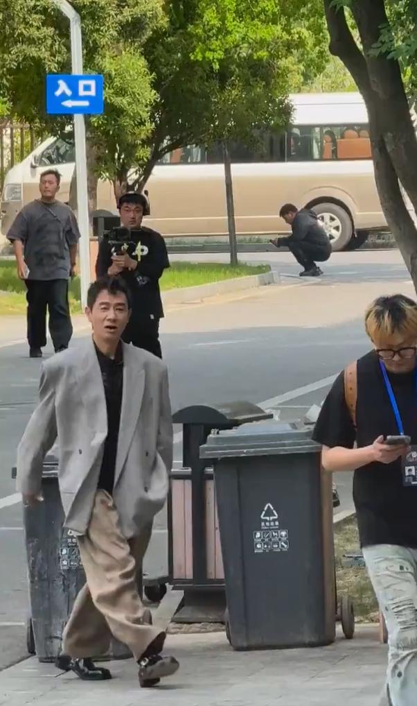 这哥们器宇轩昂，西装是断码，裤子也是断码吗？那内人MISS应怎么受得了这样形象，