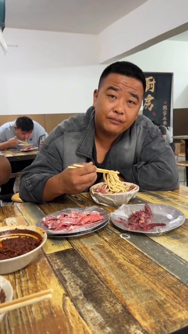 什么样的人不值钱？
太好说话的人不值钱，随叫随到的人不值钱，不懂拒绝的人不值钱，