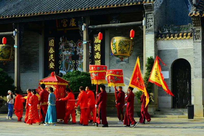 很多人以为古人能娶三个妻子、纳四个小妾，其实是误区。古代实行一夫一妻多妾制，“三