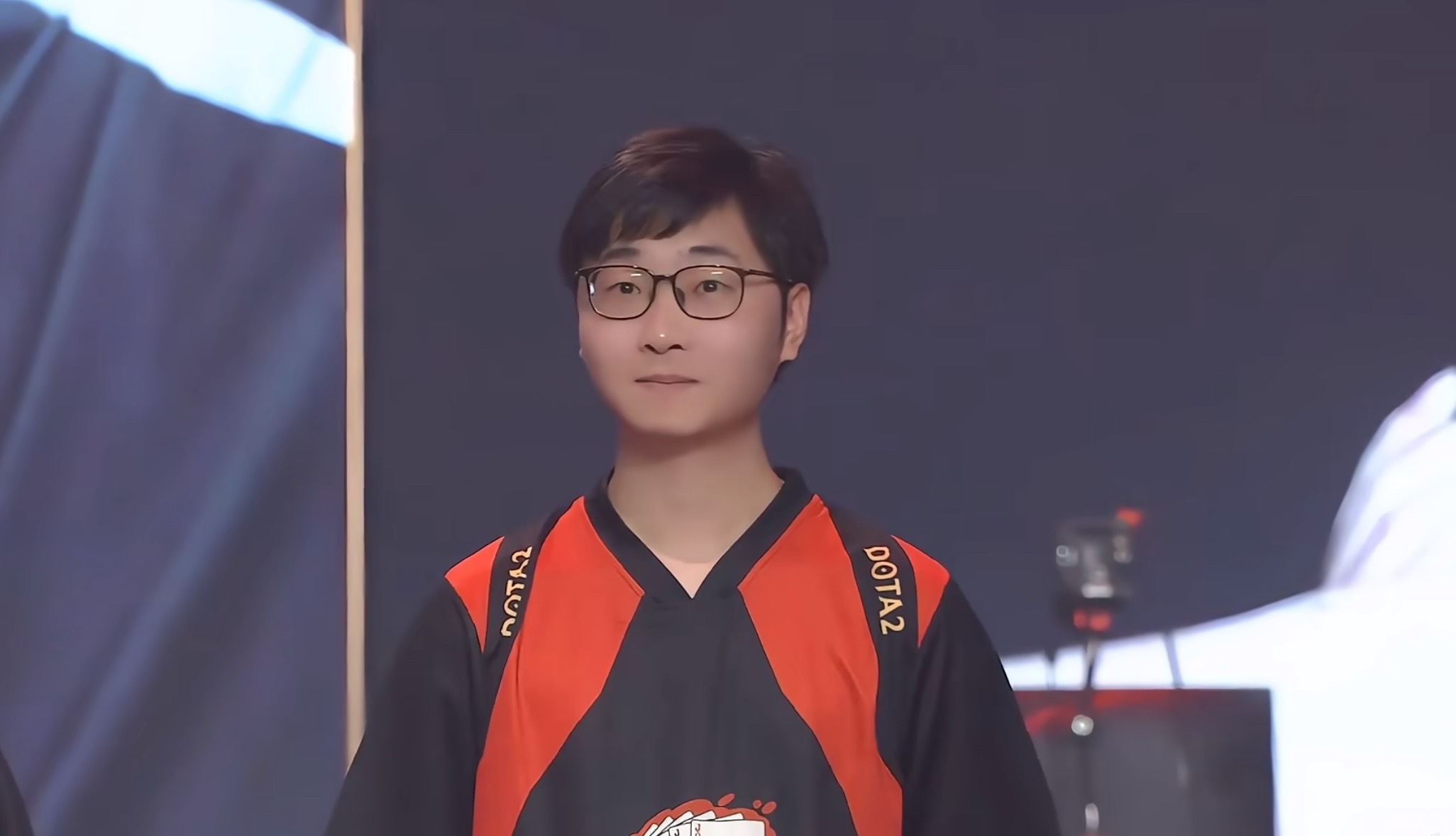 雕哥：昨天Emo都找到潘子了，想让潘子去他们队打四，但是Emo那个队没老板的，又