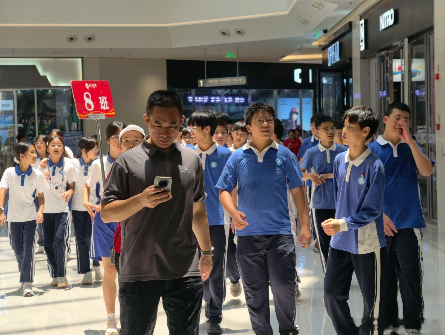 果然深圳没有雪，但是有钱学生夏季郊游都来滑雪，真幸福呀 深圳·深圳前海·华发冰雪