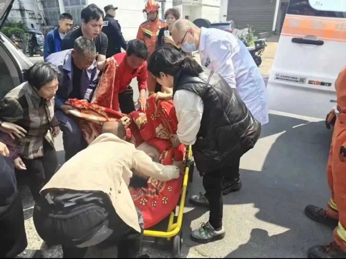 危急时刻台州新天台人挺身而出上演生死营救守住群众生命安全的底线，用细致入微的暖心