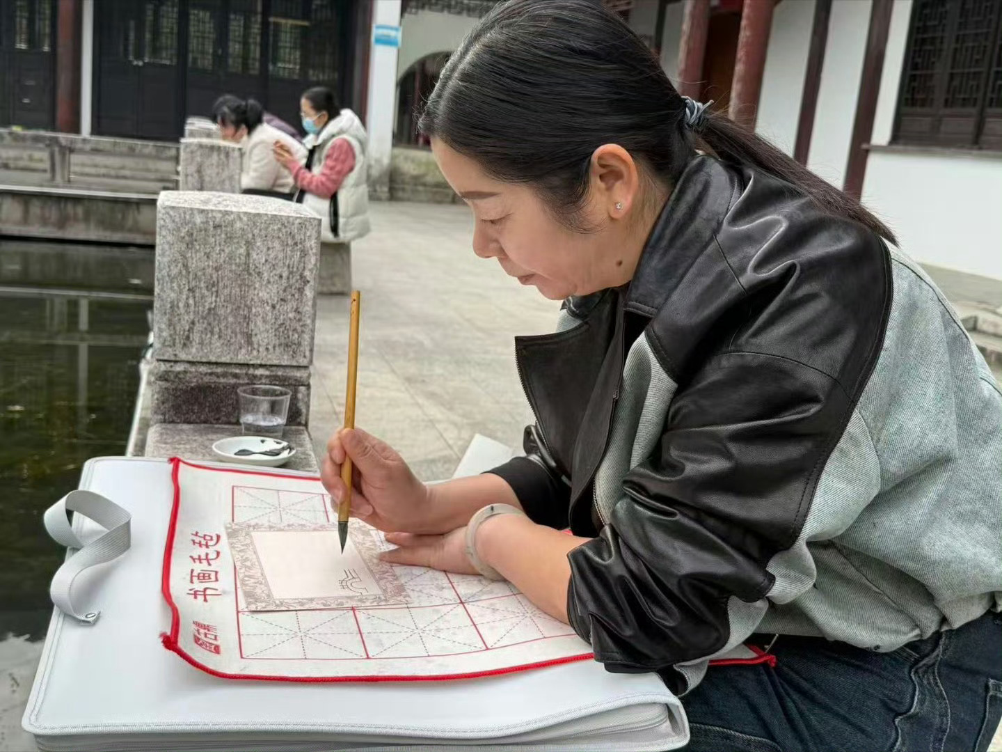 台州路桥国画公益课绘出艺术温情国画艺术走进路桥寻常百姓家！公益课堂上，零基础学员