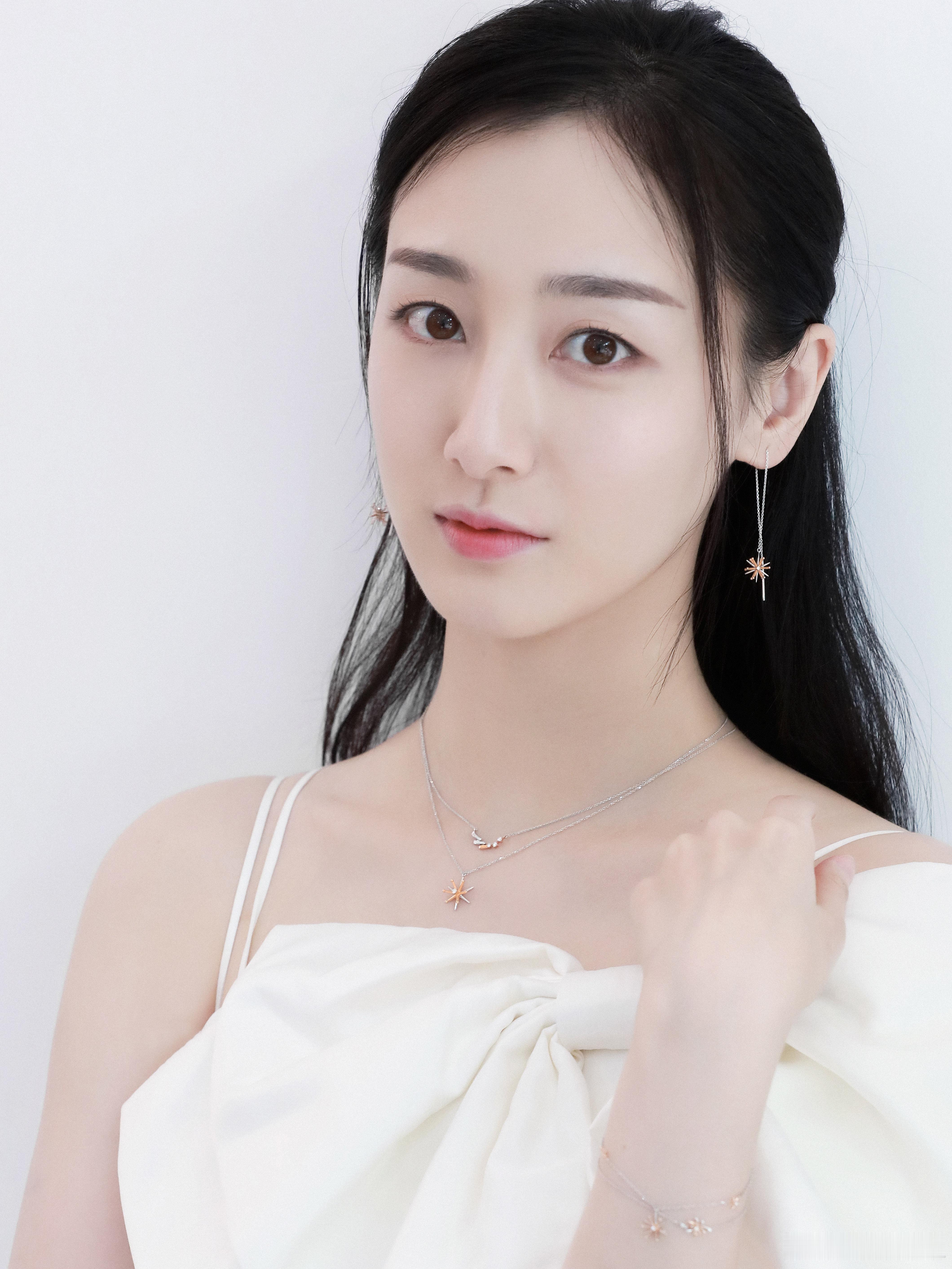 叶青  👗白衣飘飘如仙子，光影交错映佳人。🌿静谧时光，美如画。✨#白衣仙子#