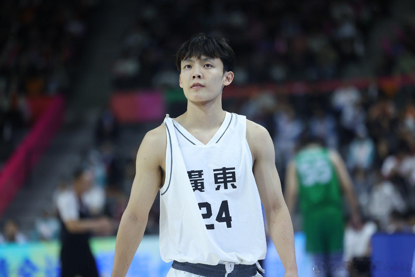 【徐杰回应伤情，徐杰表示没有大碍】12月14日，广东迎来了新赛季的首场比赛，球队