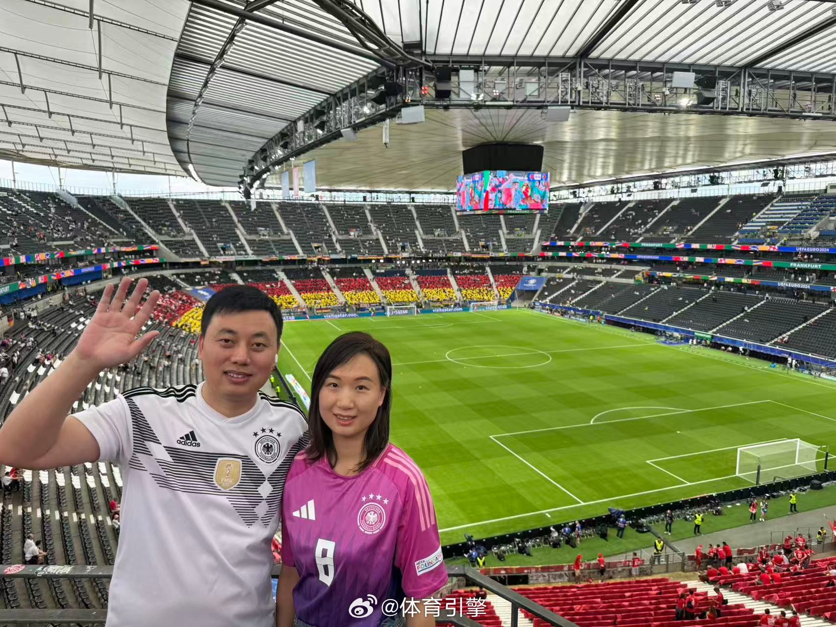 翻了翻去年自己实拍的欧洲杯现场照片亲身在看台感受过那种万人呐喊的氛围，真的太难忘