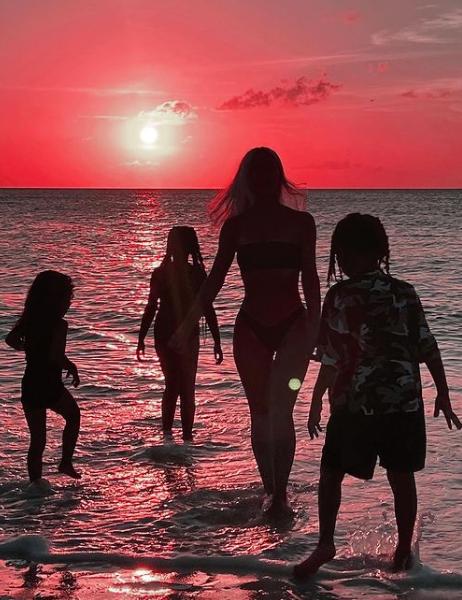 金·卡戴珊 (Kim Kardashian)对夏季炙手可热的比基尼时刻并不陌生（