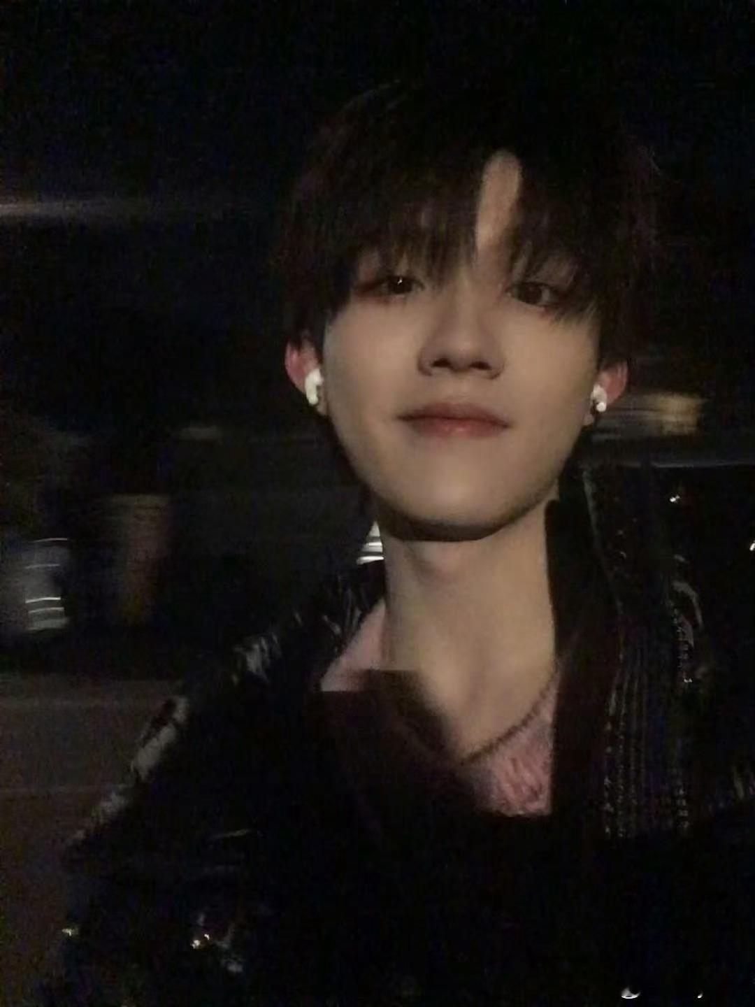 苏新皓哽咽了苏新皓眼里有泪 555是真诚的孩子！！！今天多投投孩子吧今天登陆少年