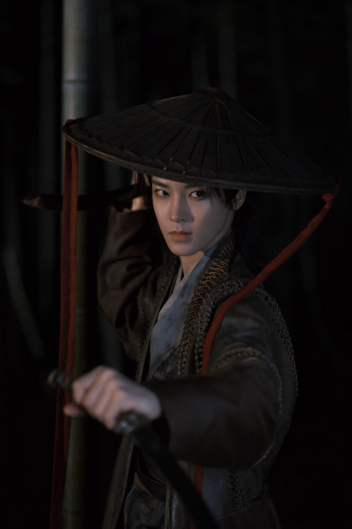 侯明昊赤绫斗笠造型 侯明昊赤绫斗笠造型，侯明昊《碧血蝉》官宣剧照， 赤绫斗笠好有