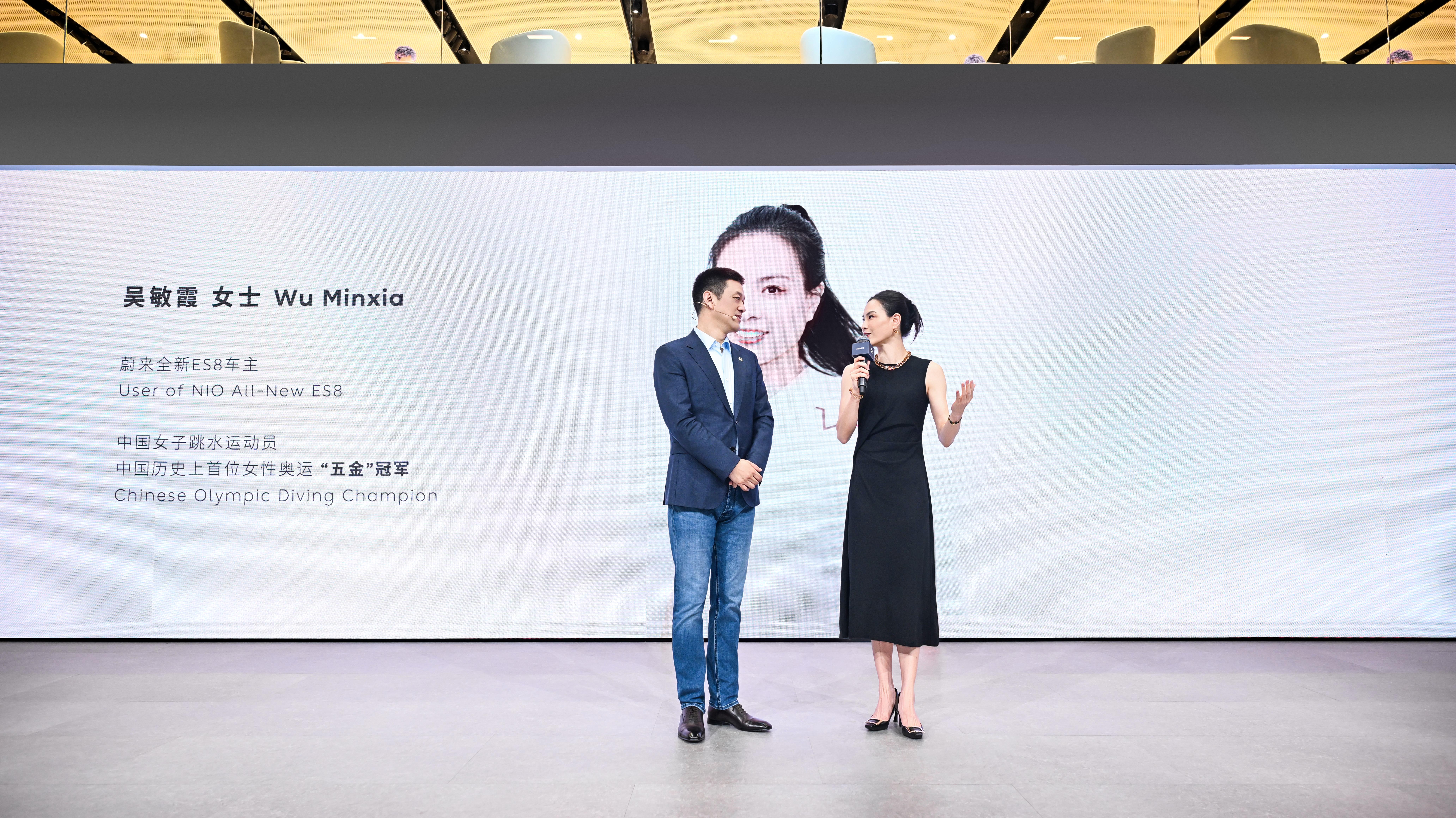 2026北京车展在2026 北京车展蔚来展台，全新 ES8 玄金特别版正式上市，