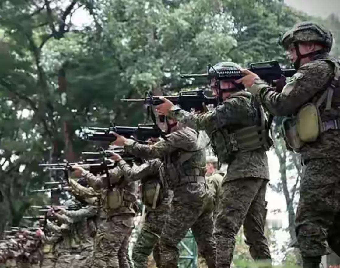 突发！
69名中国公民在华裔工厂被菲律宾军方带走，中国驻菲使馆迅速出手了解情况。