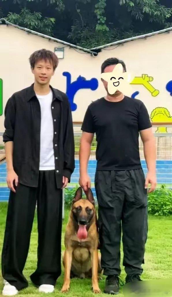 林高远去宠物乐园了，穿黑色衬衫阳光帅气，与狗狗互动好有爱 ​​​