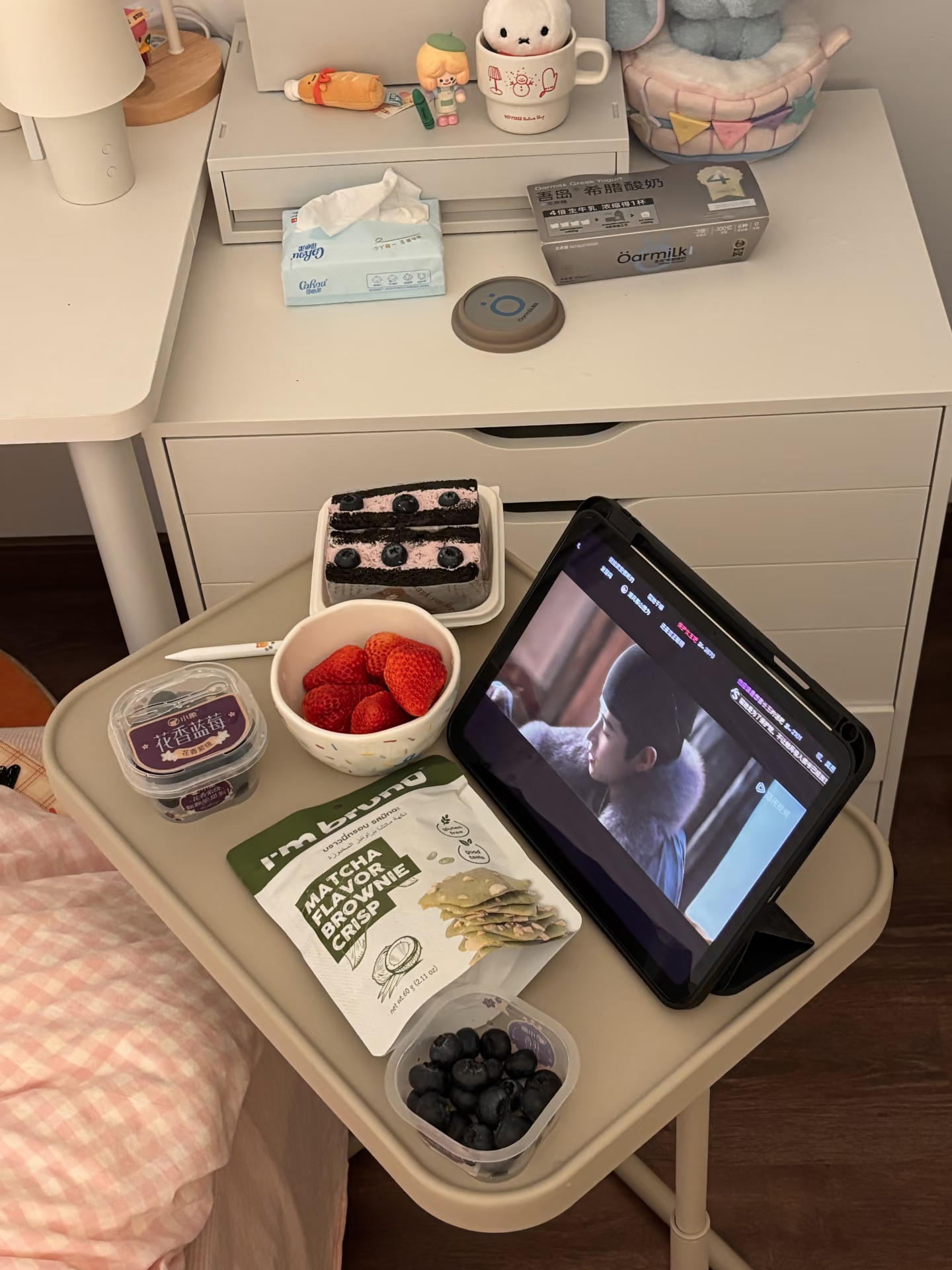 周五的晚上我好幸福！! 逐玉怎么这么好看啊啊啊啊啊！ 小象买的花香蓝莓也好好吃噢