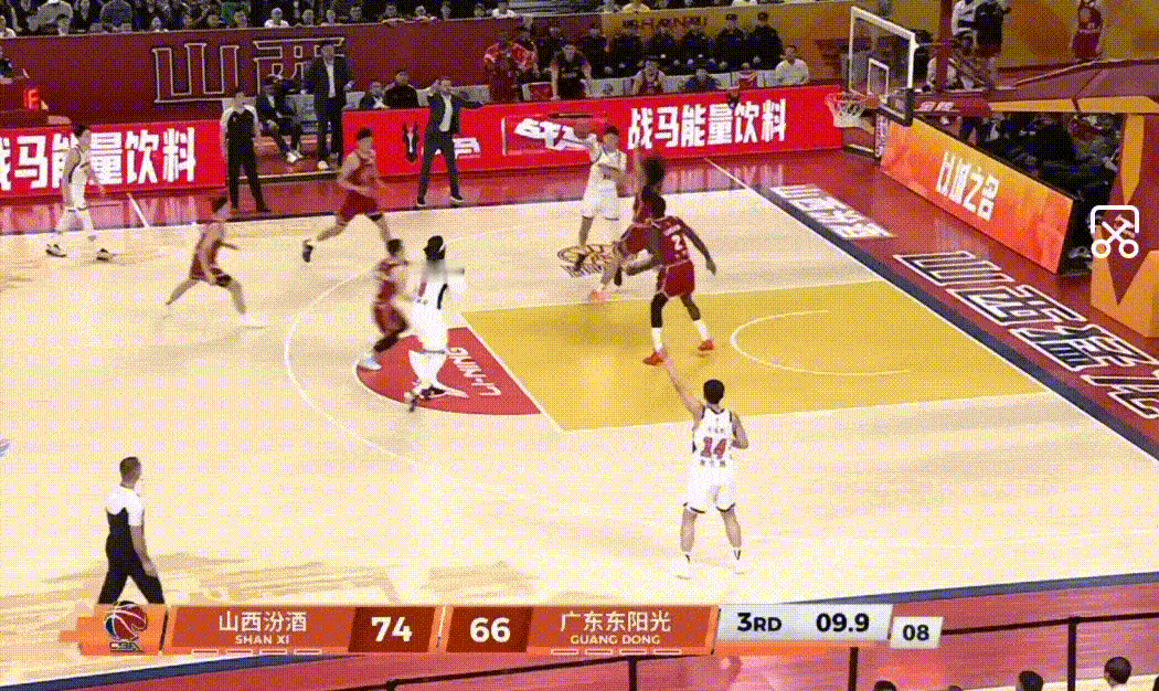 张文逸这场化身奇兵，三分投篮坚决又果断，得分已经上双了，但广东队想要赢球，还需要