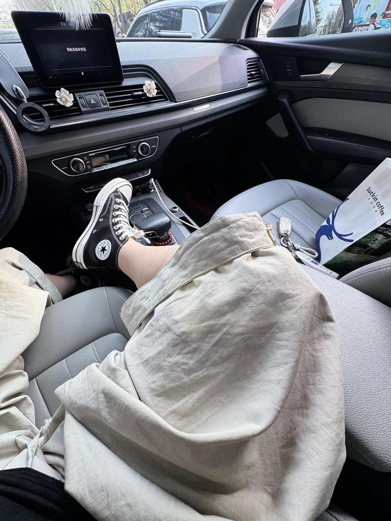 喜欢的东西会一直喜欢，比如匡威，它不逼着你“装嫩”，也不会催着你“成熟”….匡威