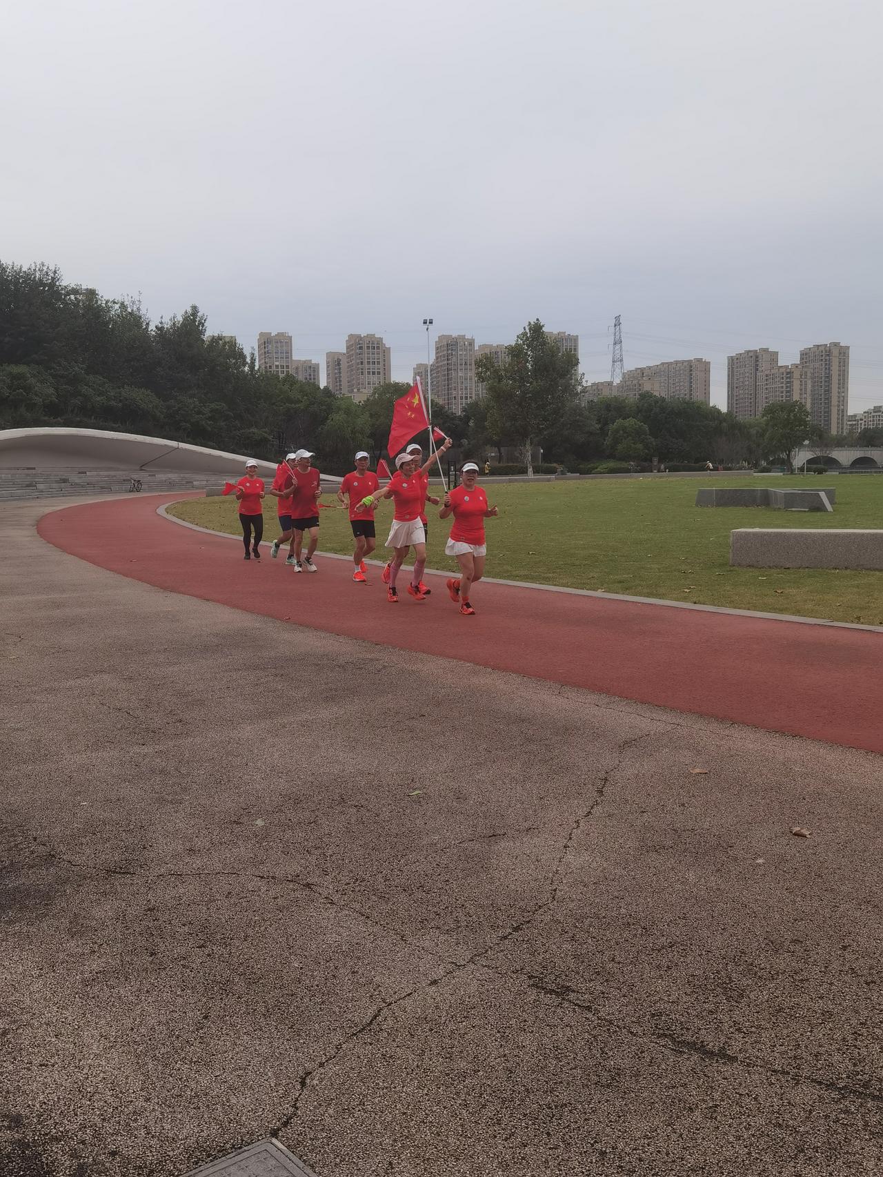 早上去洋泾湖公园，发现有人举国旗跑步。
