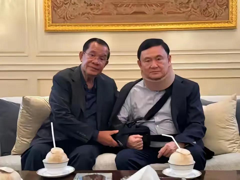 洪森和佩通坦父亲就像亲兄弟，但是，看出左边的老谋深算，右边的相对比较诚信。本来两