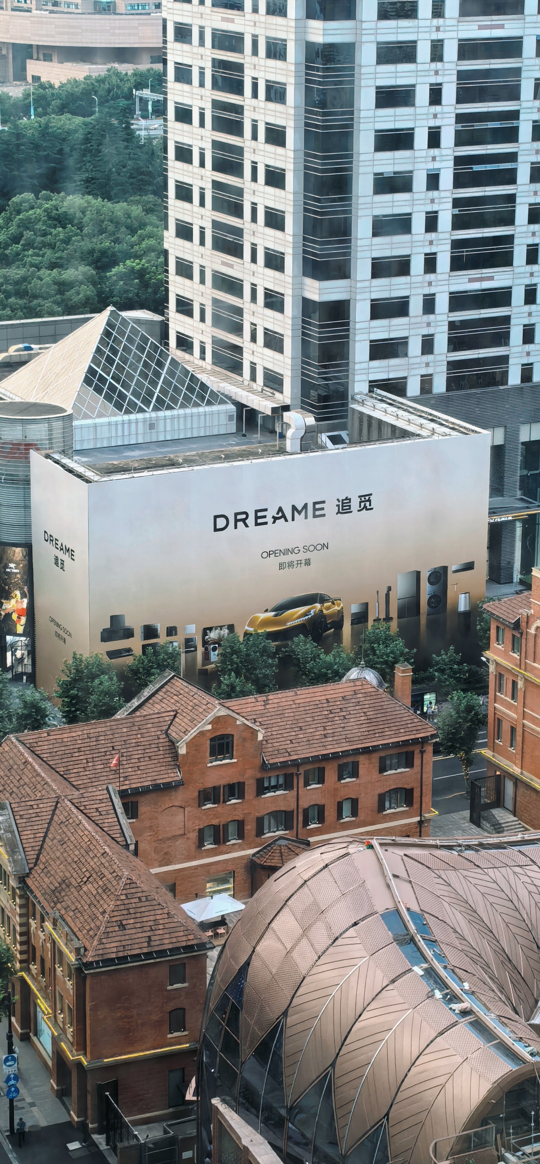 上海淮海路上好大一家追觅店，广告上还有汽车，问题是现在追觅还造不造车了？ 