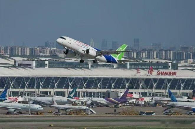 【C919高原型首架机完成首飞】7月29日，C919高原型首架机在上海浦东国际机