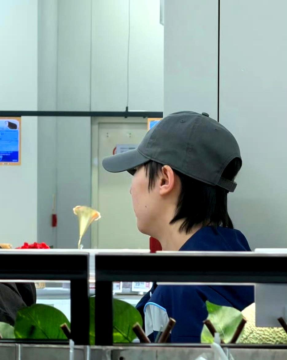 昨天国乒放假时，超市里榴莲正散着甜味，一个压着帽檐的身影在等徐奕、白思文挑果，忽