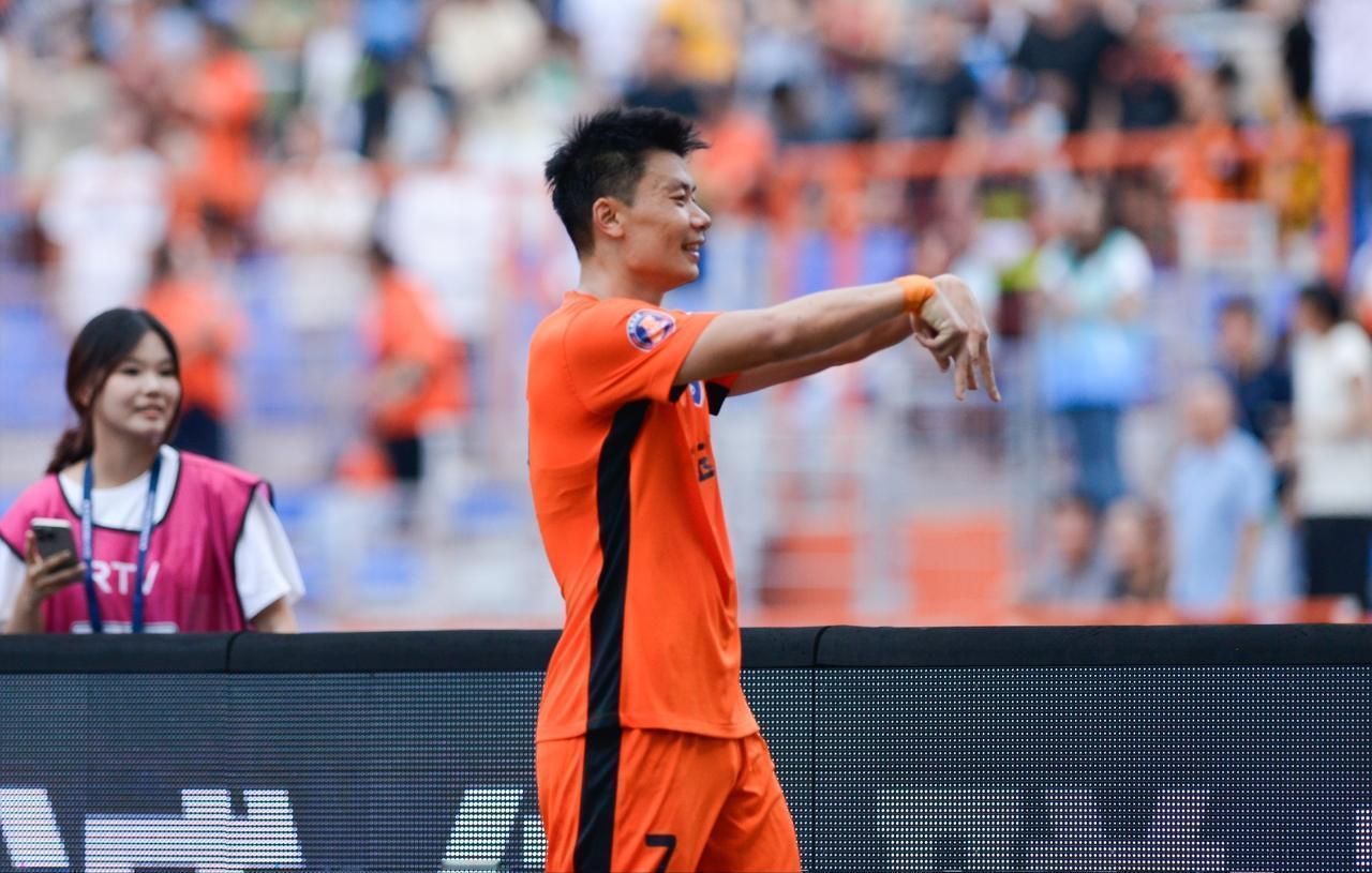 大连英博大连英博中超联赛 罗竞今日与大连英博正式完成签约，球队引援正在有条不紊的