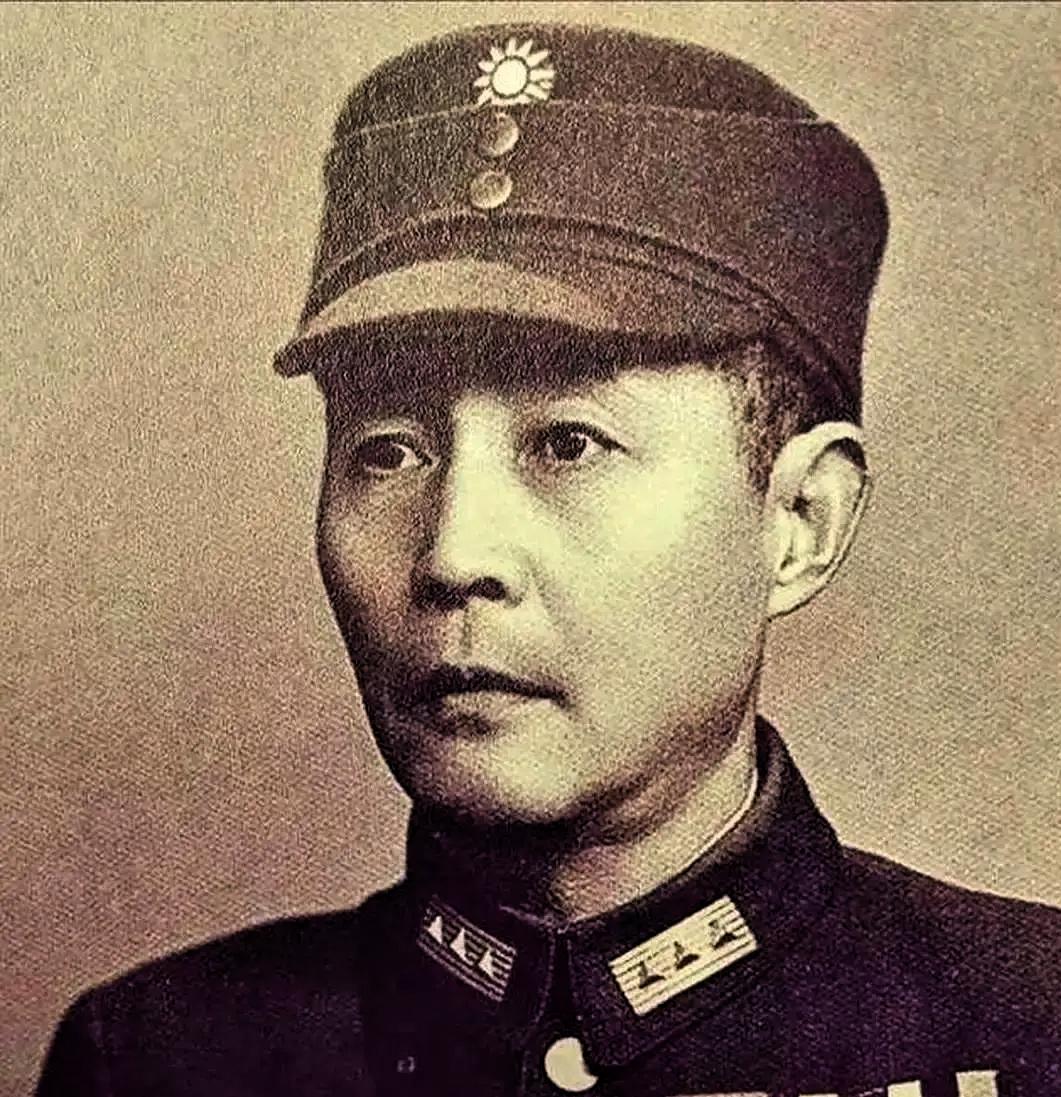 1927年，钱大钧追求欧阳藻丽，遭到她父亲反对。想不开的钱大钧走在街上，突然掏出
