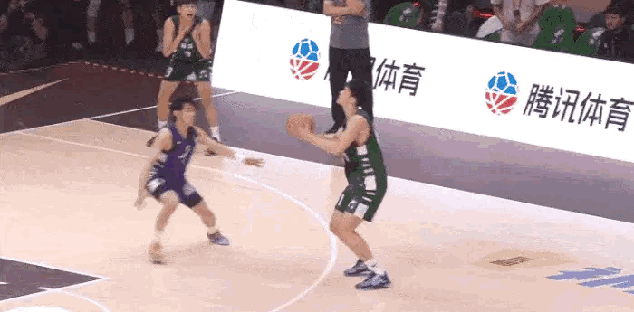 王洪泽的三分球练得挺不错的，在这个年龄段里的各种比赛都敢出手，都有一定命中率。中