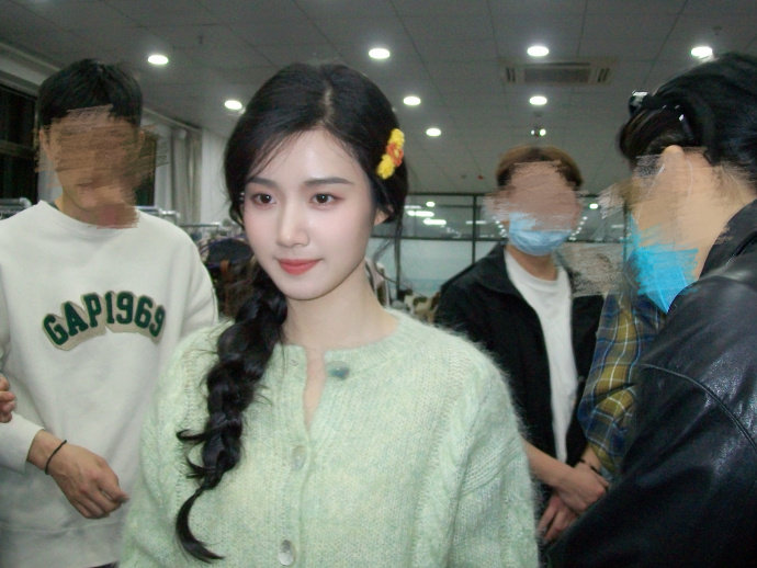 卢昱晓轧戏定妆CCD 卢昱晓轧戏定妆CCD，如此美萌可爱啊~ 